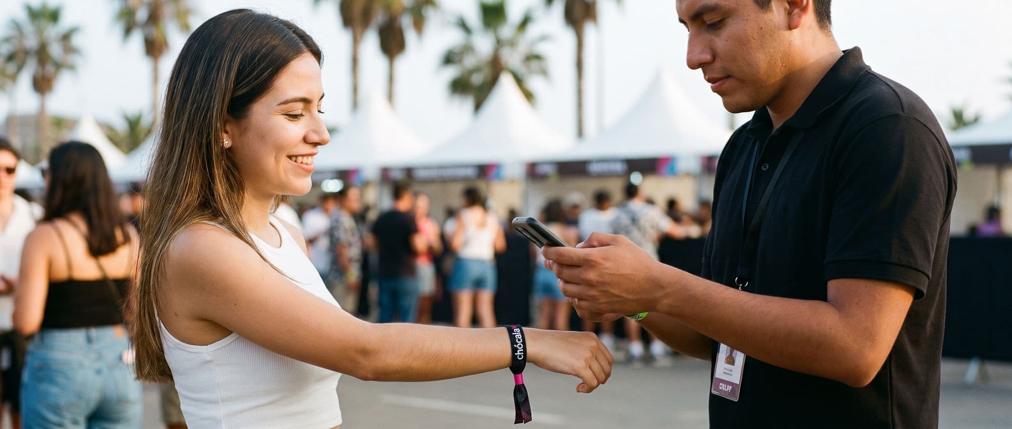 Staff de un festival en Lima leyendo la pulsera de Chócala de una asistente con su celular
