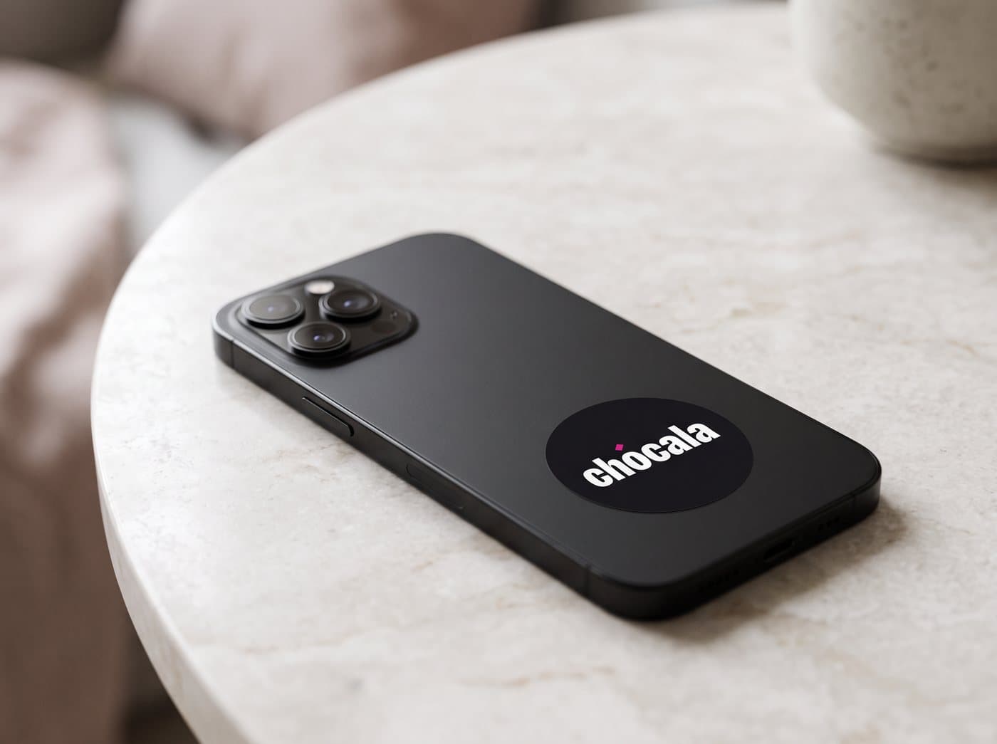Sticker de Chócala pegado a la parte trasera de un iPhone