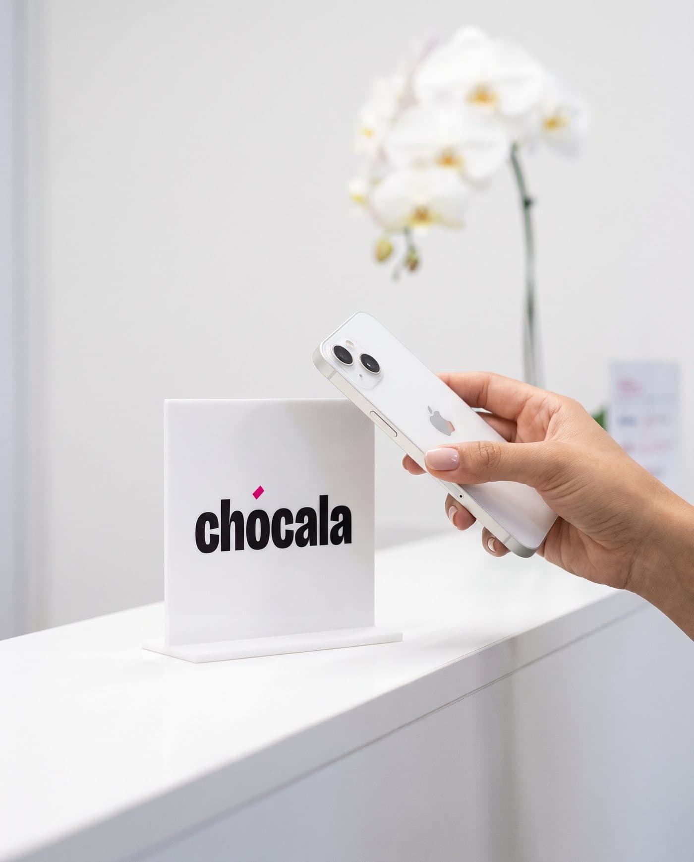 Soporte blanco de Chócala en la recepción de una clínica