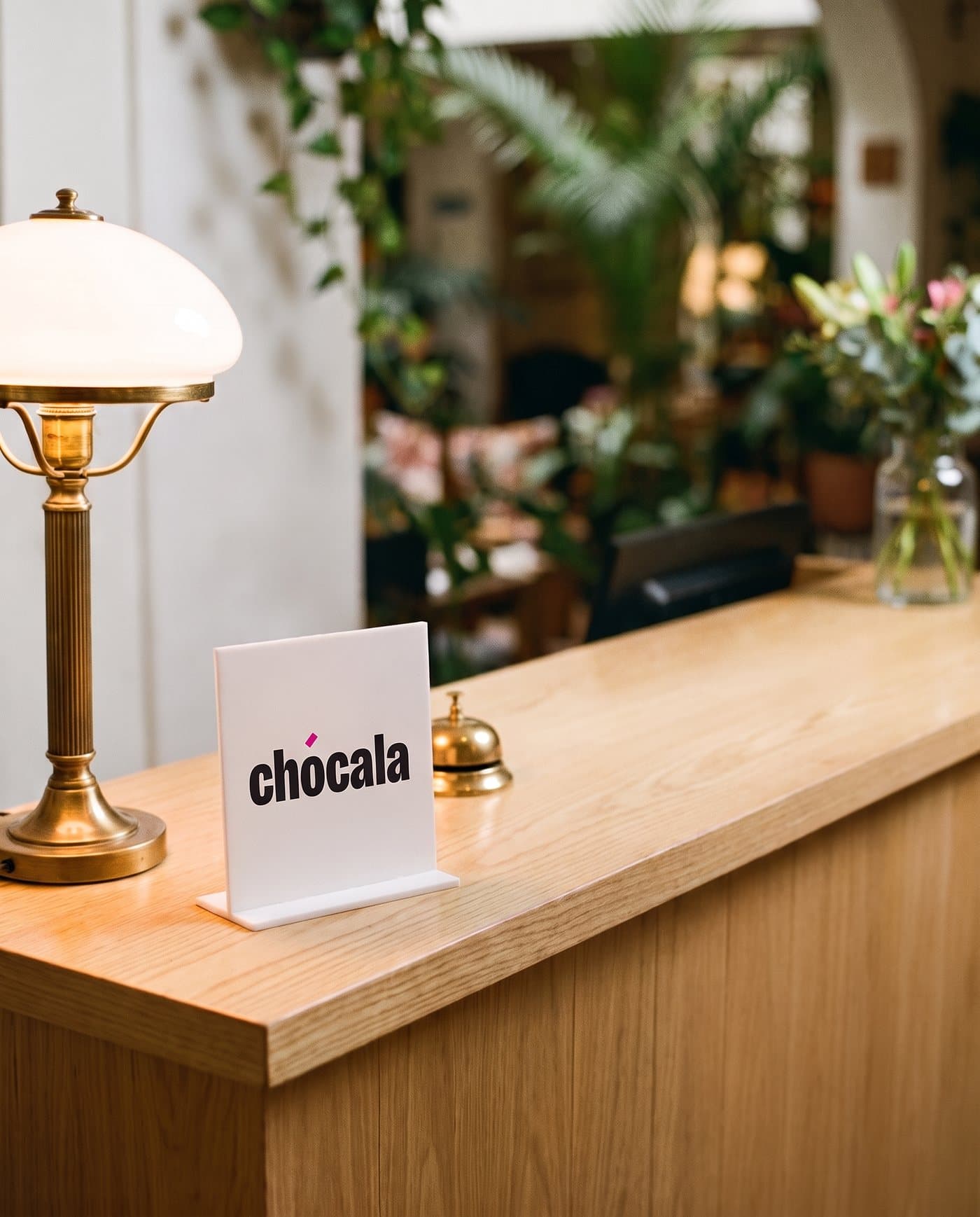 Soporte blanco de Chócala sobre el mostrador de recepción de un hotel