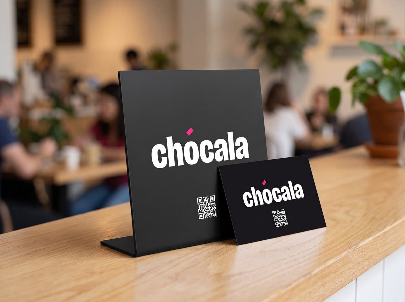 Soporte negro de Chócala con una tarjeta sobre un mostrador, junto a la caja